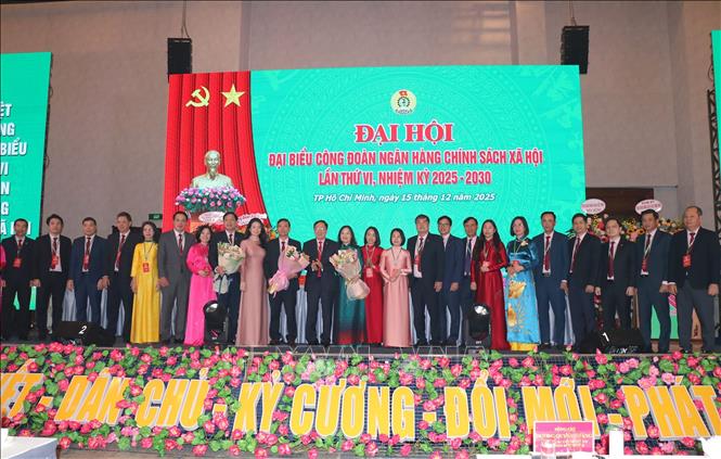 Ban chấp hành Công đoàn Ngân hàng chính sách xã hội nhiệm kỳ 2025-2030 ra mắt đại hội. Ảnh: Thanh Vũ-TTXVN