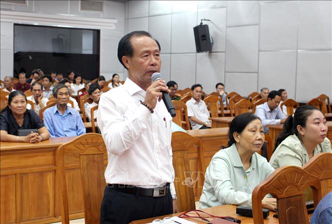 Cử tri tham gia đóng góp ý kiến tại buổi tiếp xúc cử tri. Ảnh: Hồng Hiếu - TTXVN