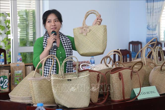 Doanh nghiệp giới thiệu sản phẩm làm từ bàng buông. Ảnh: Công Trí-TTXVN  