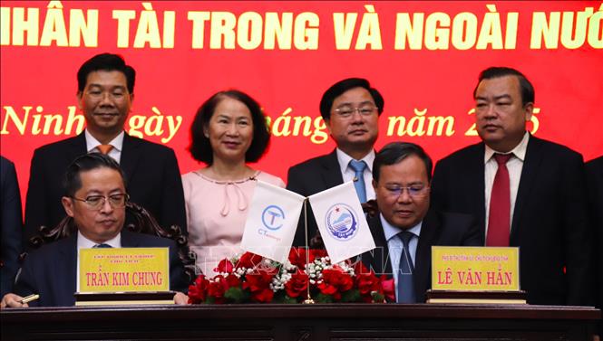 Chủ tịch UBND tỉnh Tây Ninh Lê Văn Hẳn (bên phải) và ông Trần Kim Chung, Chủ tịch HĐQT Công ty Cổ phần Tập đoàn CT Group ký kết biên bản ghi nhớ hợp tác. Ảnh: Thanh Bình -TTXVN