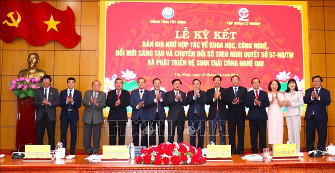 Lãnh đạo tỉnh Tây Ninh và Công ty Cổ phần Tập đoàn CT Group tại lễ ký kết. Ảnh: Thanh Bình -TTXVN