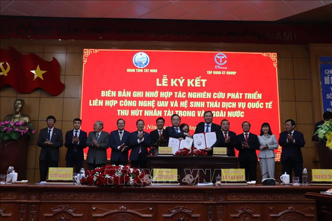 Chủ tịch UBND tỉnh Tây Ninh Lê Văn Hẳn và ông Trần Kim Chung - Chủ tịch HĐQT Công ty Cổ phần Tập đoàn CT Group trao bản ghi nhớ hợp tác. Ảnh: Thanh Bình - TTXVN