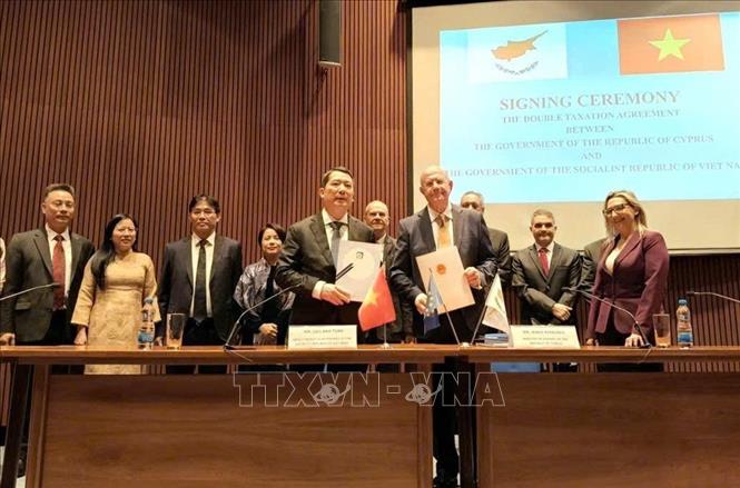 Thứ trưởng Bộ Tài chính Việt Nam Cao Anh Tuấn và Bộ trưởng Bộ Tài chính Cộng hòa Cyprus Makis Keravnos ký Hiệp định về tránh đánh thuế hai lần. Ảnh: TTXVN phát