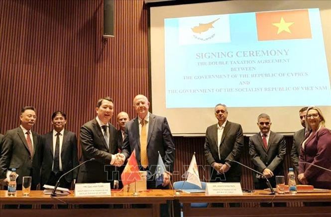 Thứ trưởng Bộ Tài chính Việt Nam Cao Anh Tuấn và Bộ trưởng Bộ Tài chính Cộng hòa Cyprus Makis Keravnos ký Hiệp định về tránh đánh thuế hai lần. Ảnh: TTXVN phát