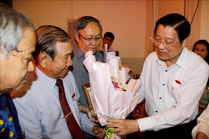 Đồng chí Phan Đình Trạc, Trưởng Ban Nội chính Trung ương tặng hoa chúc mừng các đại biểu Quốc hội tỉnh Lâm Đồng qua các thời kỳ. Ảnh: Nguyễn Thanh - TTXVN