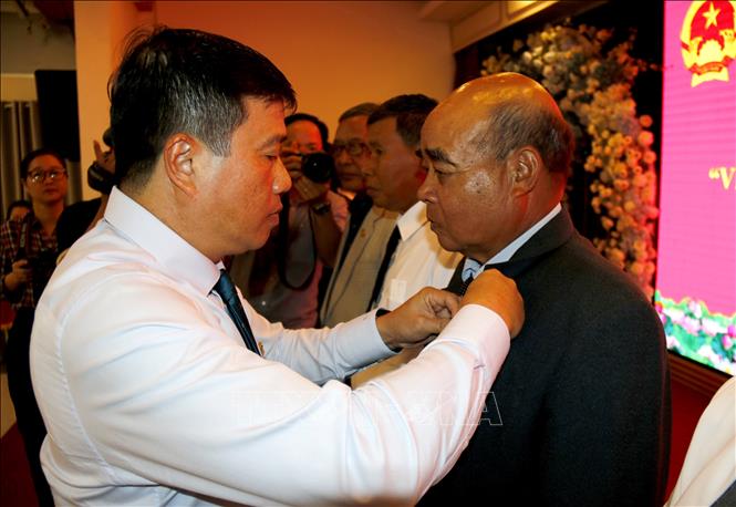 Bí thư Tỉnh ủy Lâm Đồng, Trưởng đoàn Đại biểu Quốc hội  Y Thanh Hà Niê Kđăm trao kỷ niệm chương “Vì sự nghiệp Quốc hội Việt Nam”. Ảnh: Nguyễn Thanh - TTXVN