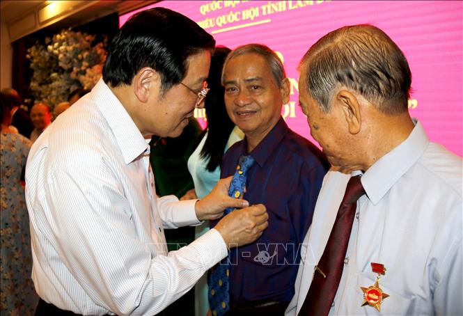 Đồng chí Phan Đình Trạc, Trưởng Ban Nội chính Trung ương trao kỷ niệm chương “Vì sự nghiệp Quốc hội Việt Nam” cho các vị đại biểu Quốc hội tỉnh Lâm Đồng qua các thời kỳ. Ảnh: Nguyễn Thanh - TTXVN