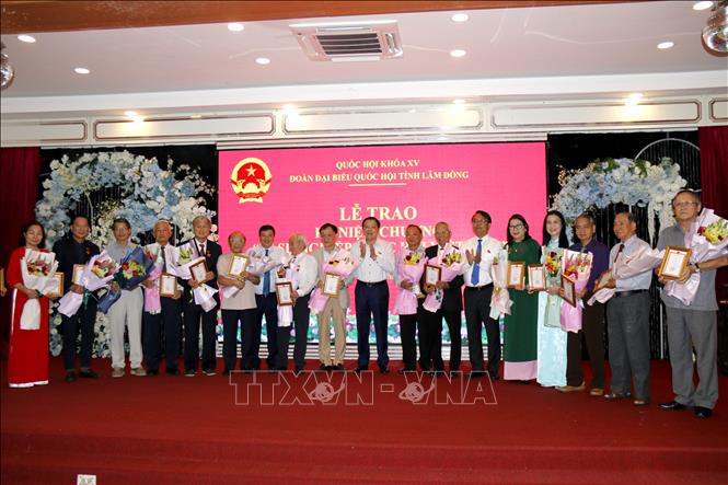 Trao kỷ niệm chương “Vì sự nghiệp Quốc hội Việt Nam” cho đại biểu Quốc hội tỉnh Lâm Đồng qua các thời kỳ. Ảnh: Nguyễn Thanh - TTXVN