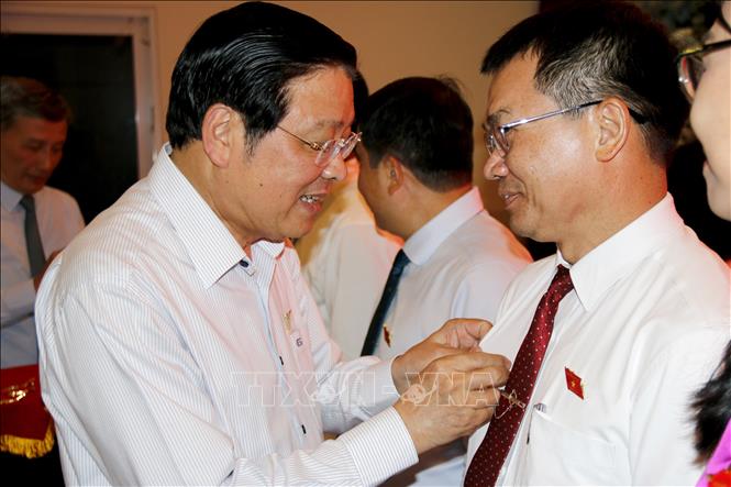 Đồng chí Phan Đình Trạc, Trưởng Ban Nội chính Trung ương trao kỷ niệm chương “Vì sự nghiệp Quốc hội Việt Nam” cho các vị đại biểu Quốc hội tỉnh Lâm Đồng qua các thời kỳ. Ảnh: Nguyễn Thanh - TTXVN