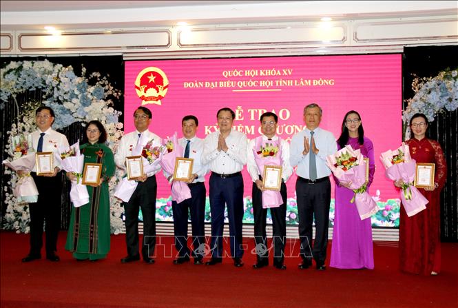 Trao kỷ niệm chương “Vì sự nghiệp Quốc hội Việt Nam” cho đại biểu Quốc hội tỉnh Lâm Đồng qua các thời kỳ. Ảnh: Nguyễn Thanh - TTXVN