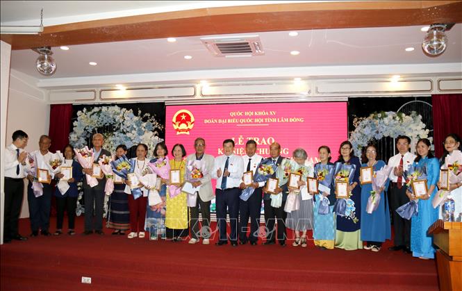 Trao kỷ niệm chương “Vì sự nghiệp Quốc hội Việt Nam” cho đại biểu Quốc hội tỉnh Lâm Đồng qua các thời kỳ. Ảnh: Nguyễn Thanh - TTXVN