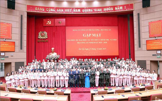 Đại tướng Lương Tam Quang, Bộ trưởng Bộ Công an với các đại biểu. Ảnh: Phạm Kiên - TTXVN