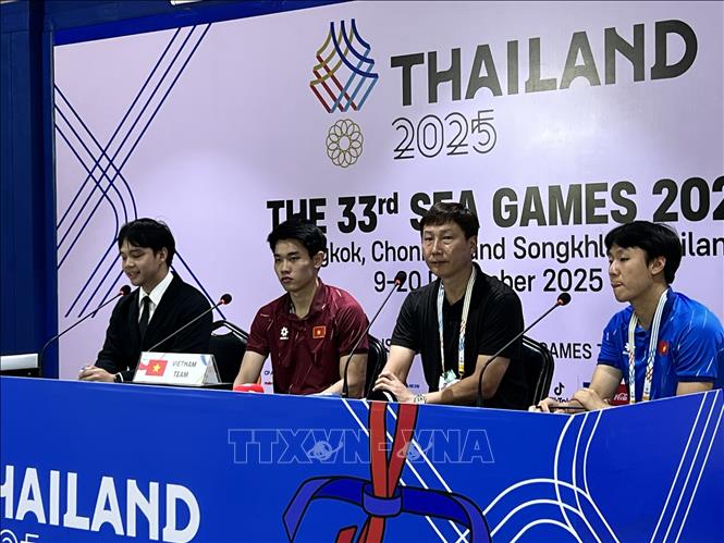 HLV trưởng đội tuyển U22 Việt Nam Kim Sang-sik và cầu thủ xuất sắc nhất trận đấu Nguyễn Đình Bắc trả lời họp báo sau trận đấu với Philippines. Ảnh: Đỗ Sinh - PV TTXVN tại Thái Lan