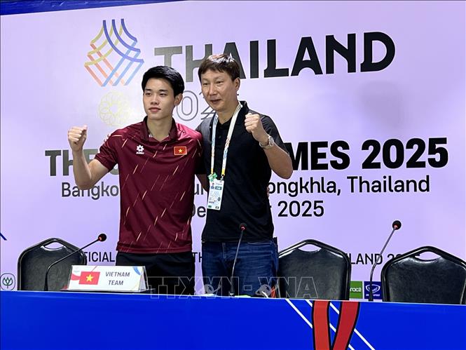 HLV Kim Sang-sik và tiền đạo Đình Bắc. Ảnh: Đỗ Sinh - PV TTXVN tại Thái Lan