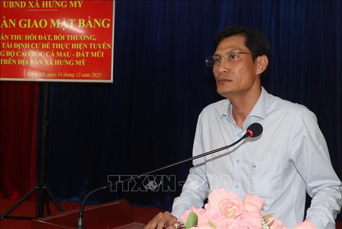 Chủ tịch UBND xã Hưng Mỹ Bùi Hùng Liệt phát biểu tại buổi bàn giao mặt bằng. Ảnh: Tuấn Phi - TTXVN
