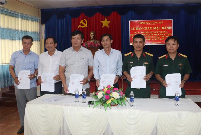 UBND xã Hưng Mỹ ký biên bản bàn giao mặt bằng cho đơn vị thi công, nhà thầu dự án cao tốc Cà Mau - Đất Mũi. Ảnh: Tuấn Phi - TTXVN
