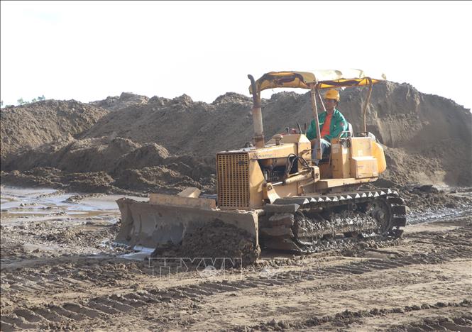 Huy động trang thiết bị máy móc phục vụ thi công Dự án cao tốc Cà Mau – Đất Mũi. Ảnh: Tuấn Phi - TTXVN