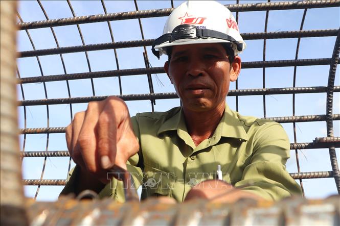 Công nhân Ban Trường Sơn Nam thi công trên công trường cao tốc Cà Mau - Đất Mũi. Ảnh: Tuấn Phi - TTXVN