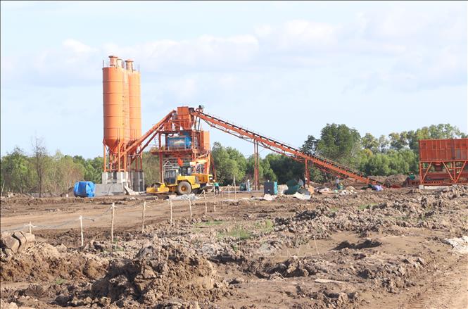 Triển khai các hạng mục trên công trình cao tốc Cà Mau - Đất Mũi. Ảnh: Tuấn Phi - TTXVN