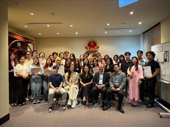 Tổng Lãnh sự Nguyễn Thanh Hà (thứ 3, trái sang) cùng sinh viên và tình nguyện viên được tặng Giấy khen. Ảnh: Thanh Tú - PV TTXVN tại Australia