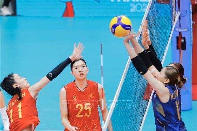 Thua kịch tính trước chủ nhà Thái Lan, đội tuyển bóng chuyền nữ Việt Nam giành HCB tại SEA Games 33. Ảnh: Minh Quyết - PV TTXVN tại Thái Lan