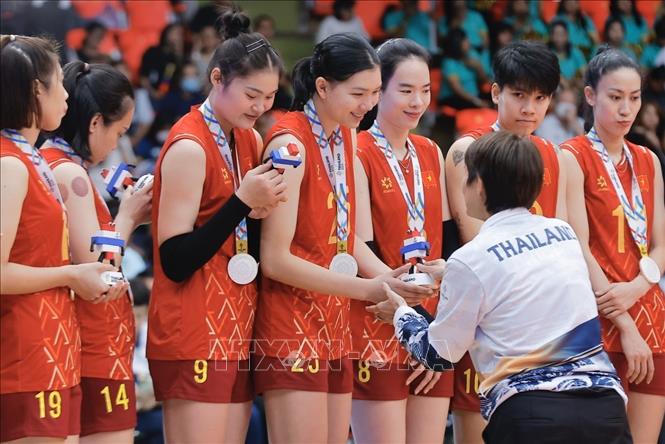 Đội tuyển bóng chuyền nữ Việt Nam giành HCB tại SEA Games 33. Ảnh: Minh Quyết - PV TTXVN tại Thái Lan