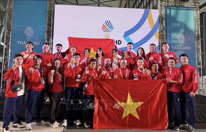 Trưởng đoàn thể thao Việt Nam Nguyễn Hồng Minh động viên các tuyển thủ Wushu Việt Nam. Ảnh: TTXVN phát