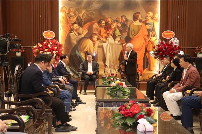 Linh mục Giáo sứ Cao Mại phát biểu. Ảnh: Mạnh Khánh - TTXVN