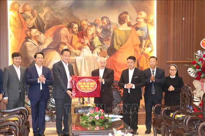 Bí thư Tỉnh ủy Hưng Yên Nguyễn Hữu Nghĩa trao quà của Tỉnh ủy, HĐND, UBND, Ủy ban MTTQ Việt Nam tỉnh tặng Giáo xứ Cao Mại. Ảnh: Mạnh Khánh - TTXVN