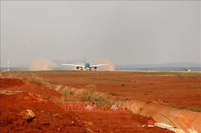 Máy bay Boeing 787 hạ cánh đầu đường băng sân bay Long Thành, chiều 15/12/2025. Ảnh: Công Phong - TTXVN