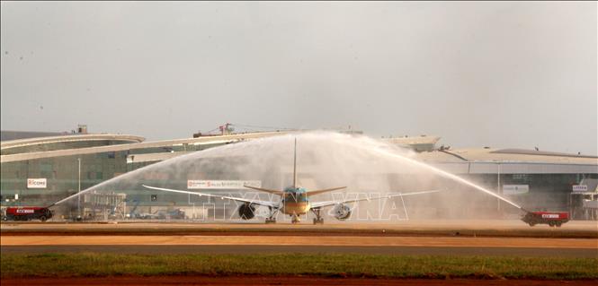 Thực hiện nghi thức phun vòi rồng chào mừng chuyến bay đầu tiên hạ cánh thành công xuống sân bay Long Thành, chiều 15/12/2025. Ảnh: Công Phong - TTXVN