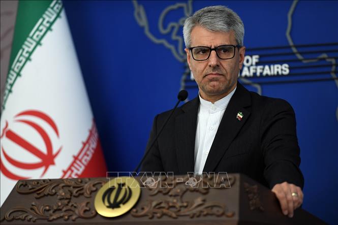 Người phát ngôn Bộ Ngoại giao Iran Esmaeil Baghaei tại cuộc họp báo ở Tehran. Ảnh: THX/TTXVN