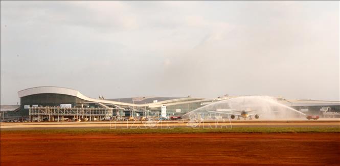 Thực hiện nghi thức phun vòi rồng chào mừng chuyến bay đầu tiên hạ cánh thành công xuống sân bay Long Thành, chiều 15/12/2025. Ảnh: Công Phong - TTXVN