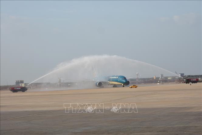 Thực hiện nghi thức phun vòi rồng chào mừng chuyến bay đầu tiên hạ cánh thành công xuống sân bay Long Thành. Ảnh: Công Phong - TTXVN