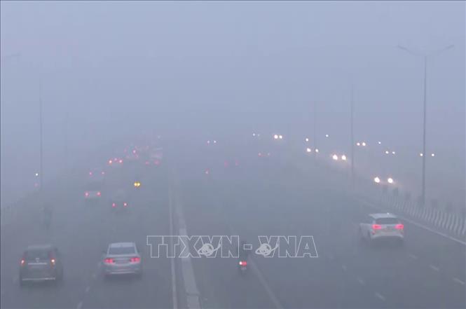 Sương mù ô nhiễm bao phủ dày đặc tại New Delhi, Ấn Độ, ngày 15/12/2025. Ảnh: ANI/TTXVN