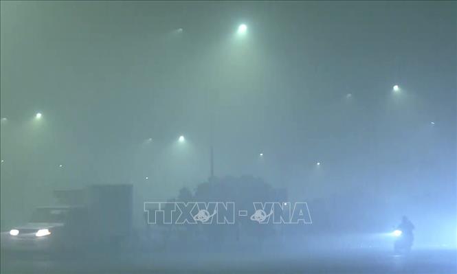 Sương mù ô nhiễm bao phủ dày đặc tại New Delhi, Ấn Độ, ngày 15/12/2025. Ảnh: ANI/TTXVN