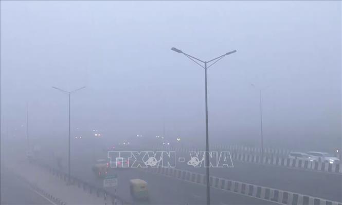 Sương mù ô nhiễm bao phủ dày đặc tại New Delhi, Ấn Độ, ngày 15/12/2025. Ảnh: ANI/TTXVN