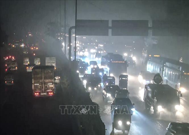 Sương mù ô nhiễm bao phủ dày đặc tại New Delhi, Ấn Độ, ngày 15/12/2025. Ảnh: ANI/TTXVN