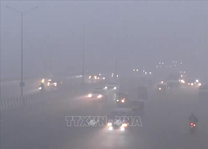 Sương mù ô nhiễm bao phủ dày đặc tại New Delhi, Ấn Độ, ngày 15/12/2025. Ảnh: ANI/TTXVN