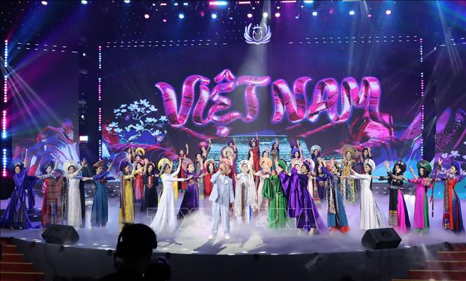 Các thí sinh trình diễn nghệ thuật tại đêm bán kết. Ảnh: Trần Lê Lâm - TTXVN 