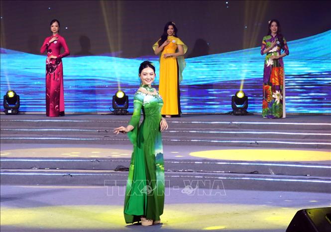 Thí sinh trình diễn áo dài Việt Nam tại đêm bán kết. Ảnh: Trần Lê Lâm - TTXVN 