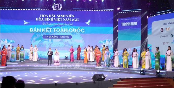 Các thí sinh trình diễn áo dài Việt Nam tại đêm bán kết. Ảnh: Trần Lê Lâm - TTXVN 