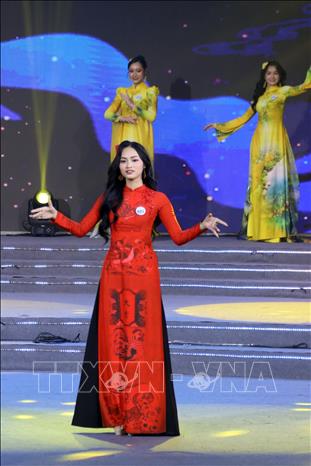 Các thí sinh trình diễn áo dài Việt Nam tại đêm bán kết. Ảnh: Trần Lê Lâm - TTXVN 