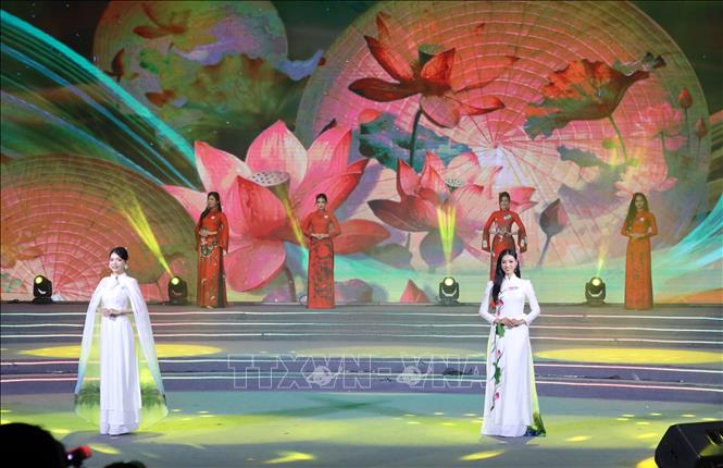 Các thí sinh trình diễn áo dài Việt Nam tại đêm bán kết. Ảnh: Trần Lê Lâm - TTXVN 