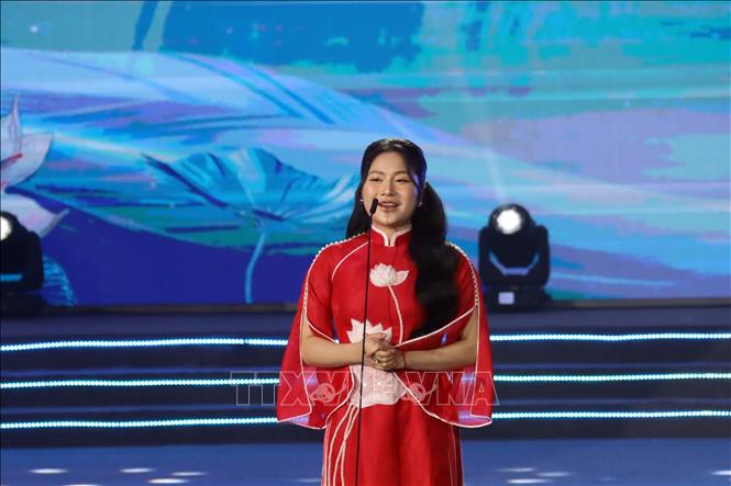 Bà Trương Thị Thu Trang, Chủ tịch TPA Entertainment, Trưởng Ban tổ chức Cuộc thi phát biểu khai mạc đêm bán kết. Ảnh: Trần Lê Lâm - TTXVN 
