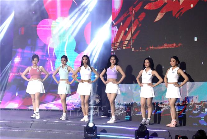 Các thí sinh trình diễn trang phục thể thao tại đêm bán kết. Ảnh: Trần Lê Lâm - TTXVN 