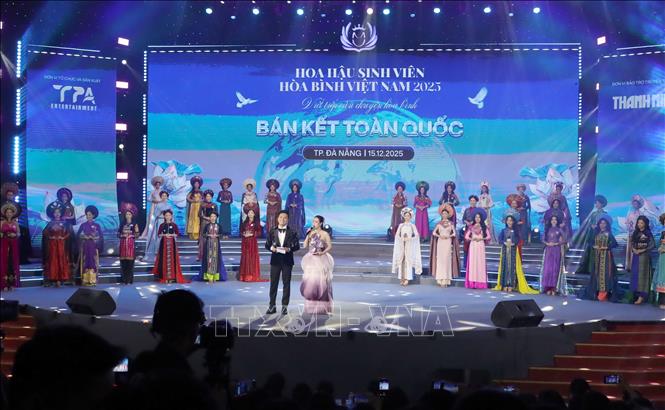 Các thí sinh tranh tài tại đêm bán kết. Ảnh: Trần Lê Lâm - TTXVN 