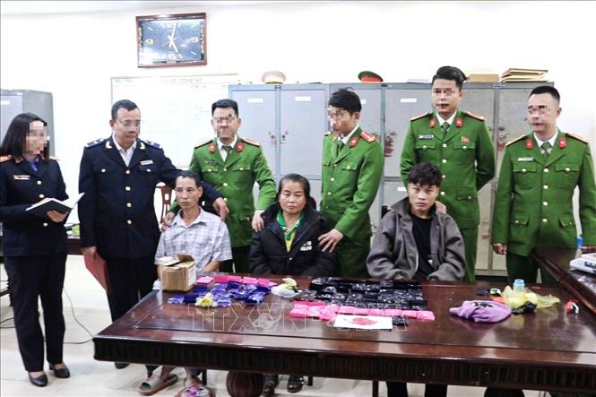 Từ trái sang các đối tượng gồm: Châu Văn Cường (SN 1968), trú tại xã Quỳ Hợp, Sầm Thị Hiền (SN 1975) và Lô Văn Tuấn (SN 2001) cùng trú tại xã Mường Quàng và tang vật tại cơ quan công an. Ảnh: TTXVN phát 