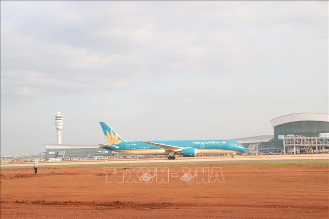 A Boeing 787 from Tan Son Nhat International Airport in Ho Chi Minh City touches down at Long Thanh International Airport in Dong Nai province. VNA Photo: Công Phong