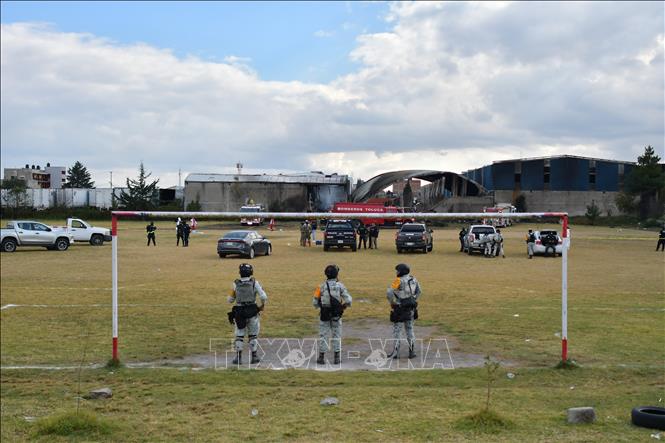 Lực lượng Vệ binh quốc gia gác tại hiện trường vụ rơi máy bay ở bang Estado de México, Mexico ngày 15/12/2025. Ảnh: THX/TTXVN